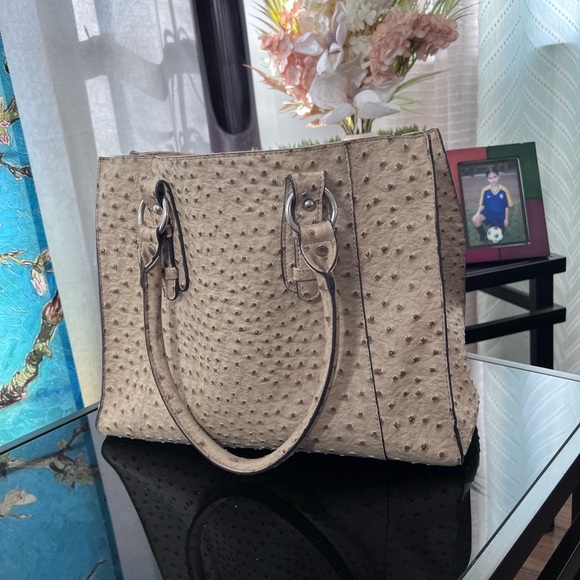 Faux ostrich, cream colored, tote bag. - Picture 4 of 12